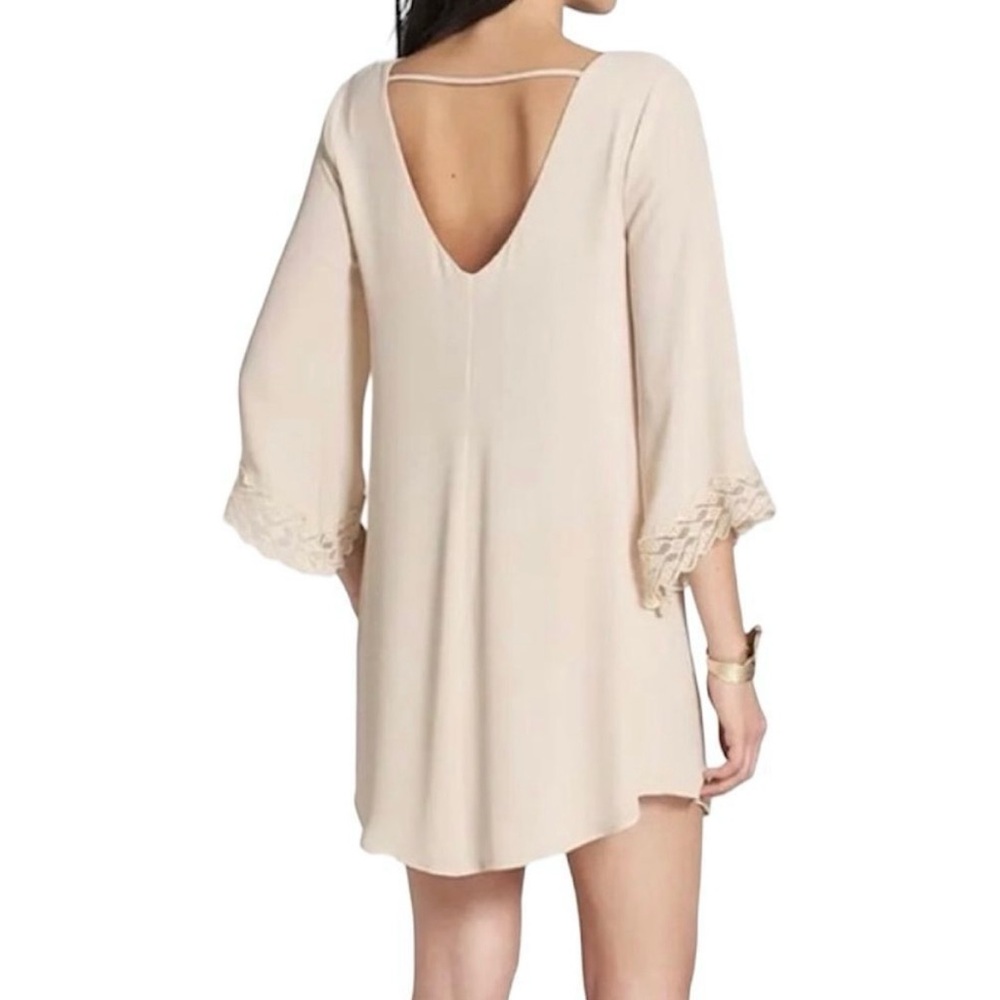 ASTR The Label Tan V-Neck Dress mini shift dress long sleeve with lace detail XS